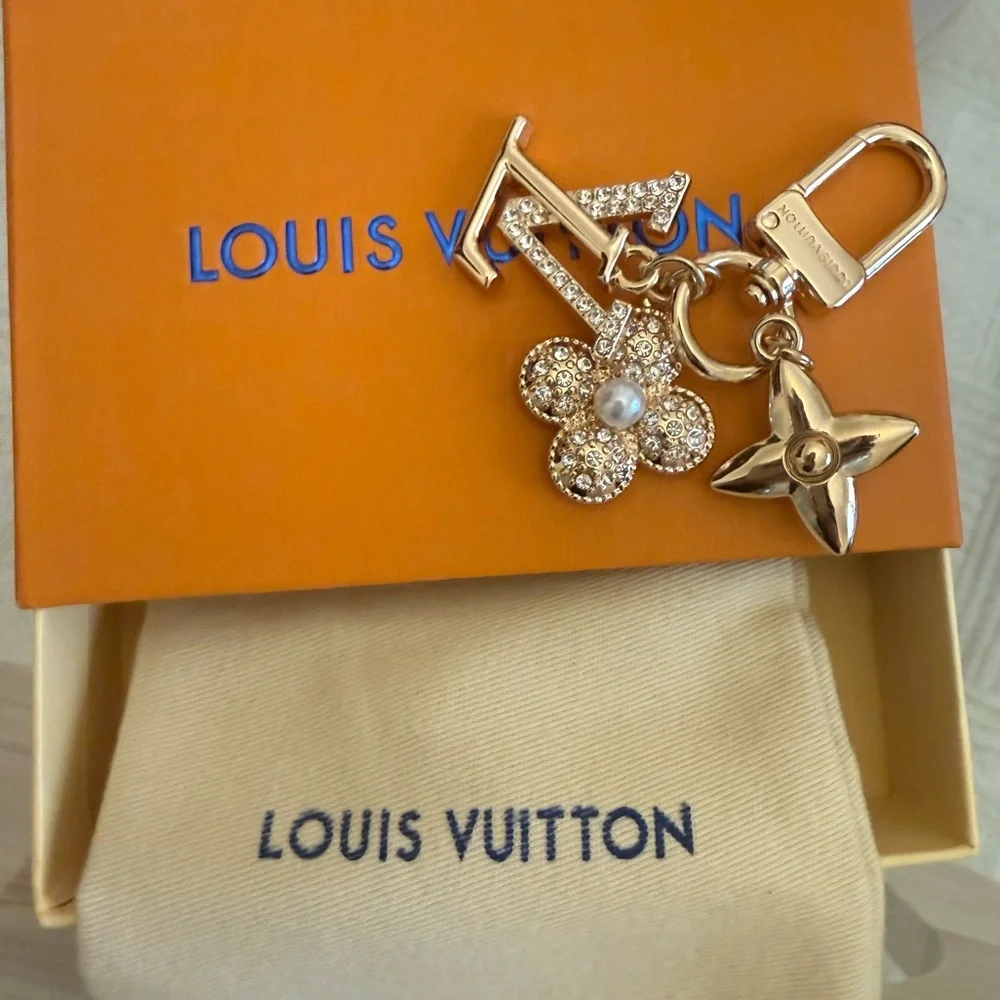 Louis Vuitton Gold Key Holder with Crystal Accents
comes with box pouch. - Picture 4 of 5